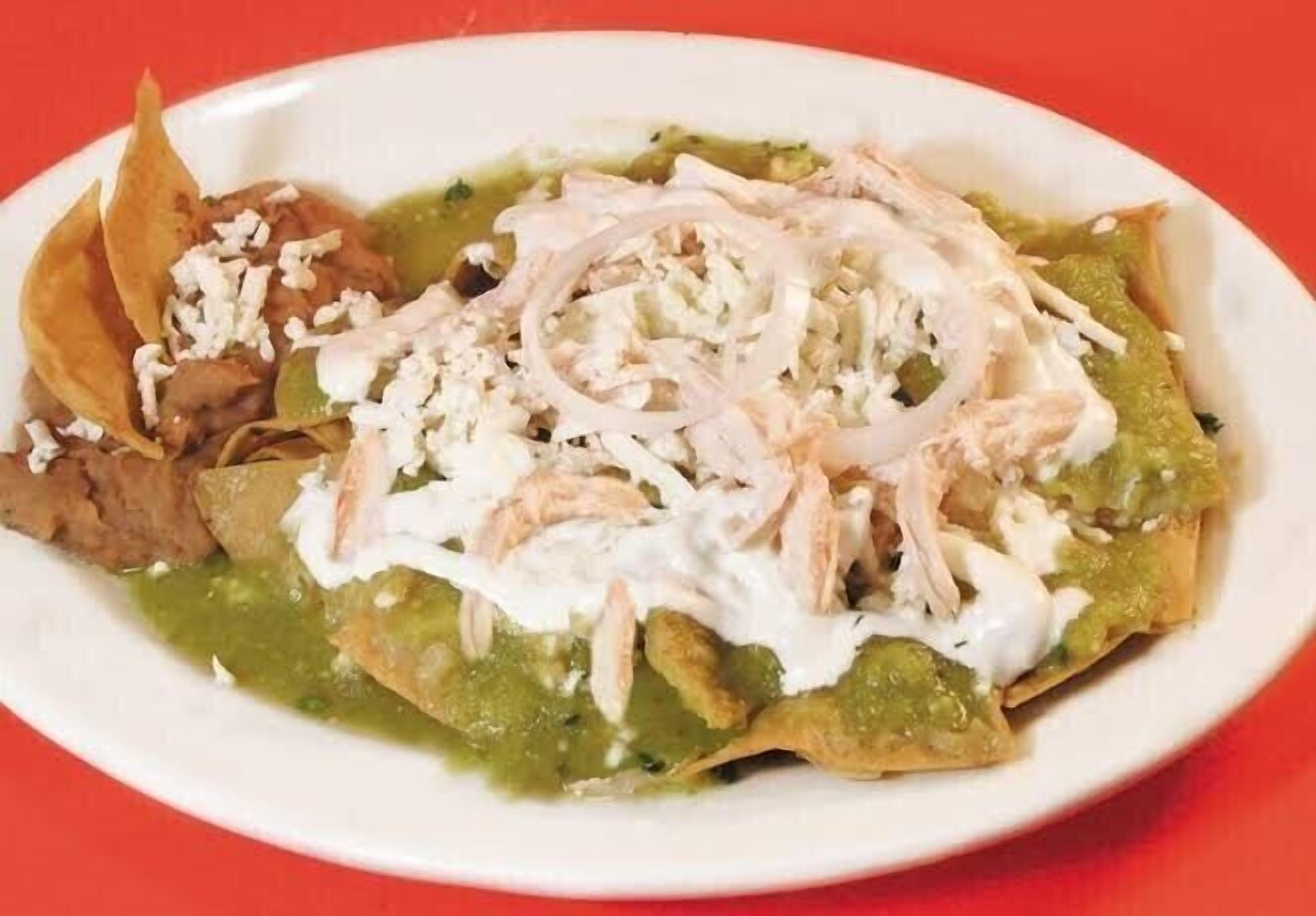 A plate of nachos with toppings.