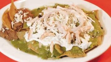 Un plato de nachos con ingredientes.