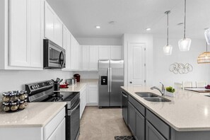 Fridge, microwave, oven, stovetop - 3 Bedrooms/ 2.5 Bathrooms/ Festival (812 LD) (Davenport)