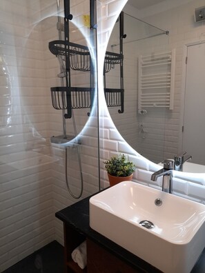 Een douche, een haardroger, handdoeken, zeep