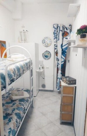2 bedrooms, in-room safe, desk, iron/ironing board