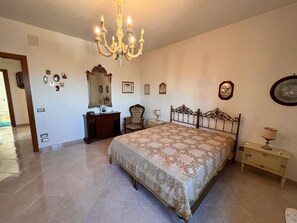 2 chambres, fer et planche à repasser, lit parapluie, Wi-Fi gratuit