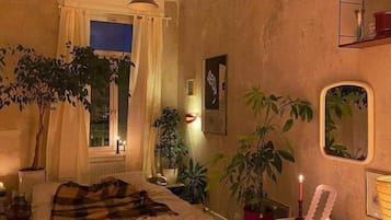 9 bedrooms, WiFi, bed sheets