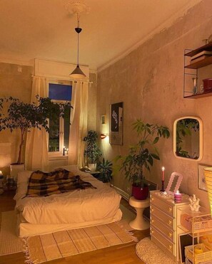 9 bedrooms, WiFi, bed sheets
