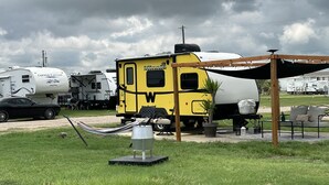 Een camping met campers en een gele camper.