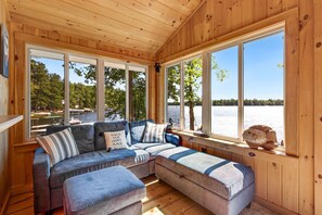 Smart TV, chimenea, libros y estéreo 