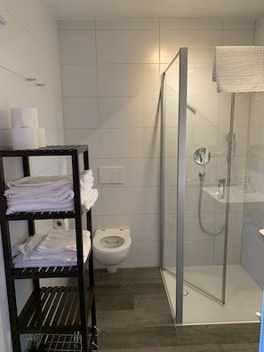 Dusj, hårføner, håndklær og såpe