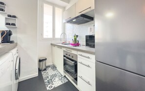 Kjøleskap, mikrobølgeovn, ovn og oppvaskmaskin