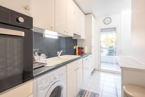 Een koelkast, een microgolfoven, een oven, een vaatwasser