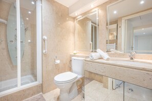 Bathtub, hair dryer, towels, shampoo