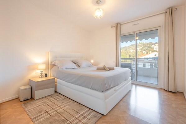 2 slaapkamers, een strijkplank/strijkijzer, reisbedje, gratis wifi