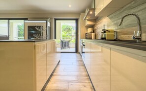 冷蔵庫、電子レンジ、オーブン、食器洗い機