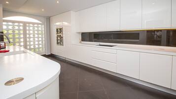 Een koelkast, een magnetron, een oven, een vaatwasser