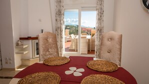 A room with a bed, two chairs, a table, and a view of the outside. - La Vizcarronda Rosemont 10.2 (Manilva)