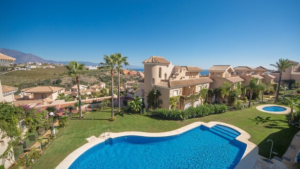 A resort with multiple swimming pools, a large central building, and a view of the sea. - La Vizcarronda Rosemont 10.2 (Manilva)