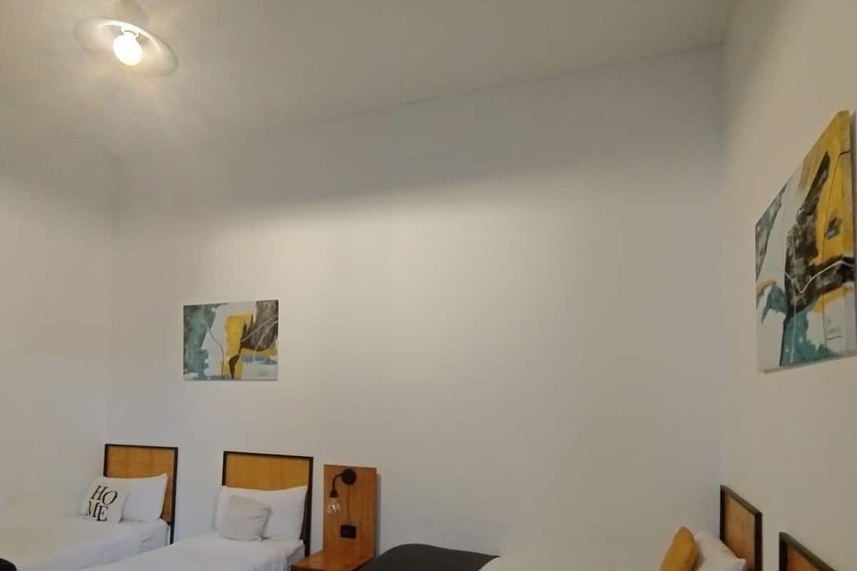 Kamar Quadruple Deluks | Brankas, meja kerja, ruang kerja ramah laptop, dan tirai kedap cahaya