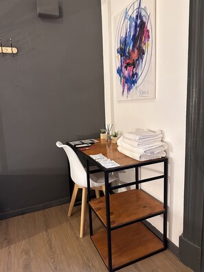 Habitación Deluxe con 1 cama matrimonial o 2 individuales | Caja de seguridad en la habitación y escritorio 