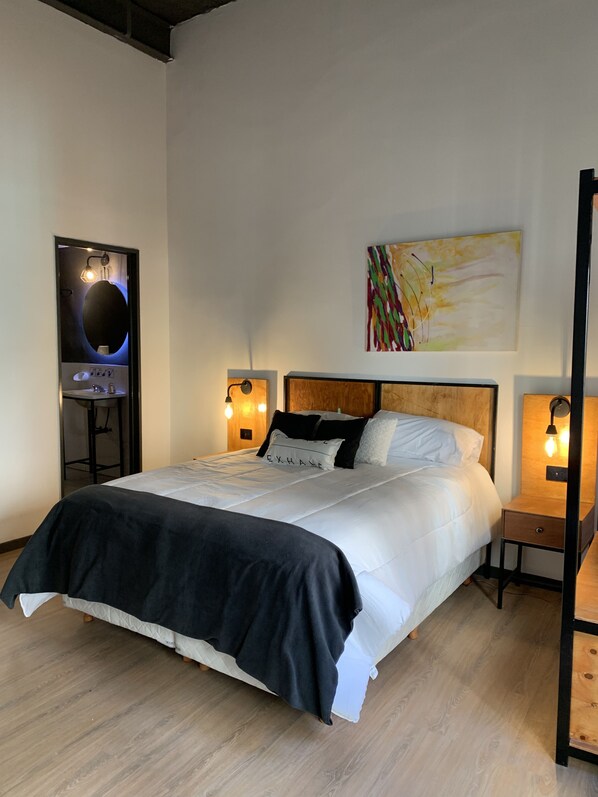 Deluxe-Doppel- oder -Zweibettzimmer | Zimmersafe, Schreibtisch, laptopgeeigneter Arbeitsplatz