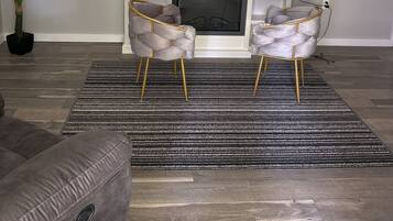 Smart-tv, een open haard, een dvd-speler en boeken