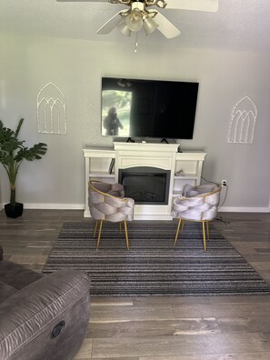 Smart TV, fireplace, DVD player, books