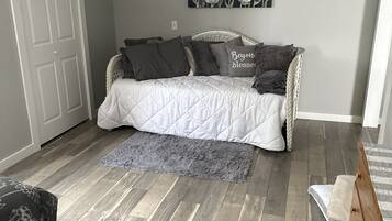 1 slaapkamer, een kluis op de kamer, een strijkplank/strijkijzer