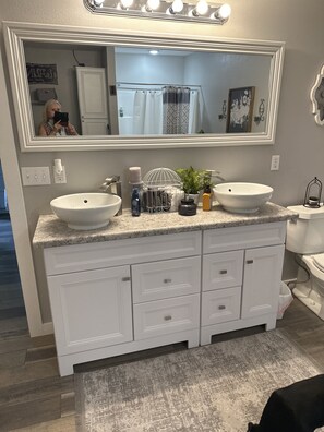 Hårtork, handdukar, schampo och toalettpapper