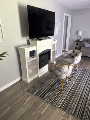 Smart-TV, peis, DVD-spiller og bøker