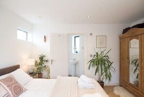 3 habitaciones, escritorio, tabla de planchar con plancha y wifi gratis