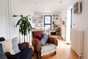 Télévision, lecteur de DVD, livres, vidéothèque