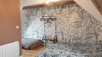3 bedrooms, desk, iron/ironing board, travel crib