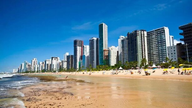 A beach with high-rise buildings in the background. - Vivaz Boutique Hotel (Recife)
