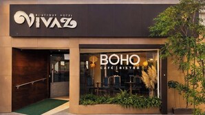 A boutique hotel named VivaZ with a visible entrance and a Boho Café & Bistro sign. - Vivaz Boutique Hotel (Recife)