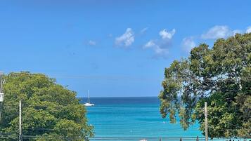Beach nearby, sun loungers, beach towels