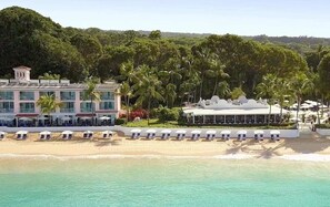 Beach nearby, sun loungers, beach towels - Steps to Beach, Pool, Free Beach Club Access, Ocean/Sunset Views & Spacious! (Lower Carlton)