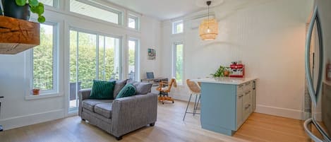 Een smart-tv, een open haard en boeken