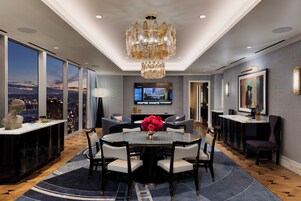 Fleur de Lis Crown Penthouse | Zona de estar | Televisión LED de 55 pulgadas con canales digitales