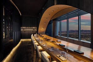 20 restaurants, breakfast, lunch, dinner served; French cuisine