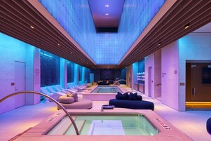 Salas de tratamiento para parejas, un sauna, una bañera de hidromasaje