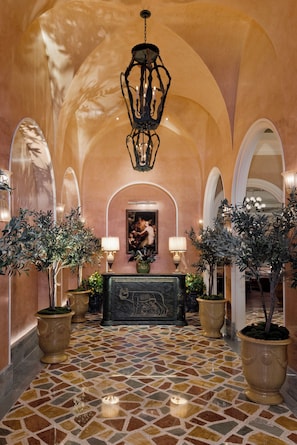 20 restaurants; breakfast, lunch, dinner and brunch served  - Fontainebleau Las Vegas, MICHELIN Key Award Hotel (Las Vegas)