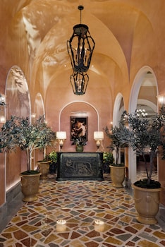 20 restaurants, breakfast, lunch, dinner served; French cuisine at Fontainebleau Las Vegas, MICHELIN Key Award Hotel