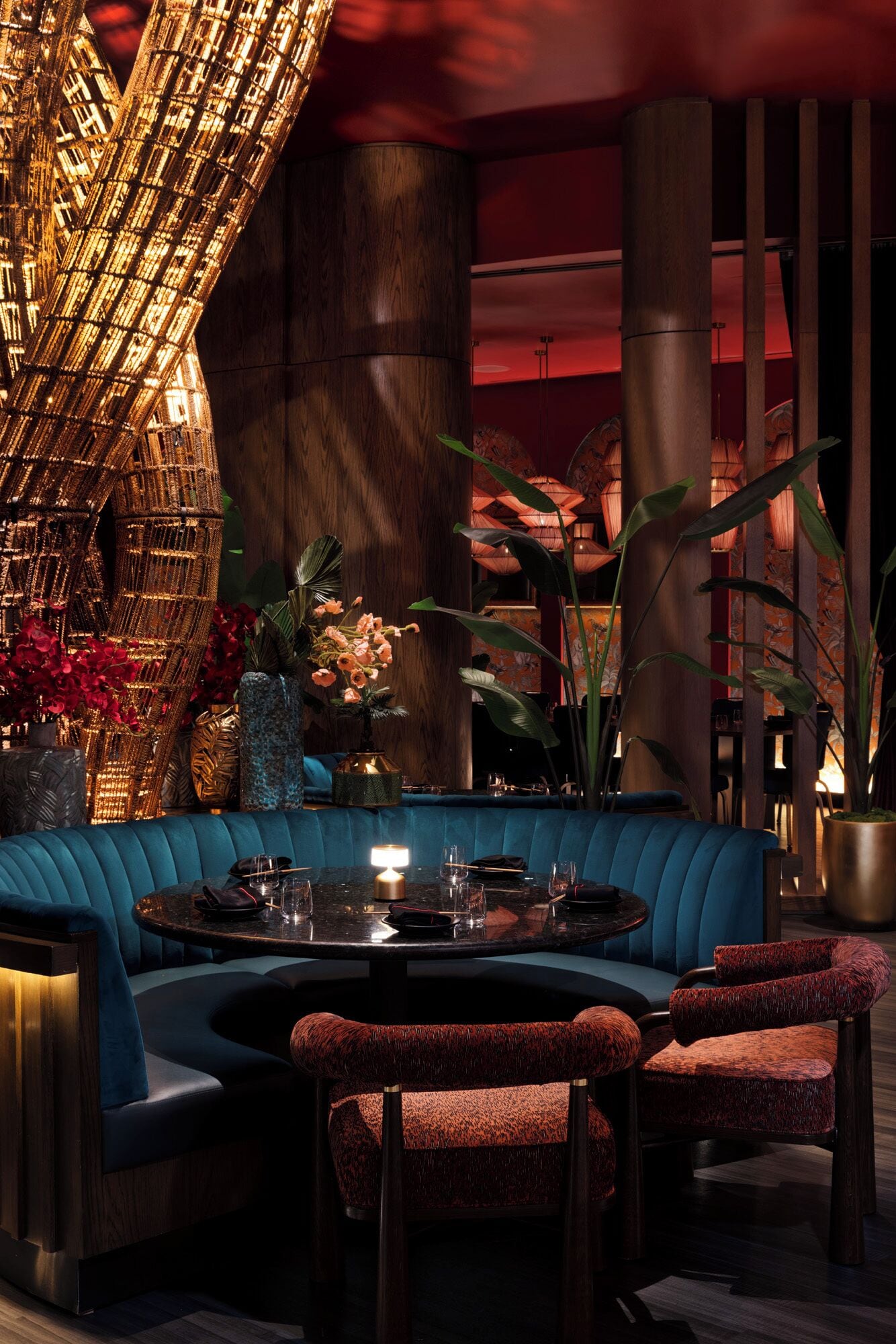 20 restaurants; breakfast, lunch, dinner, and brunch served