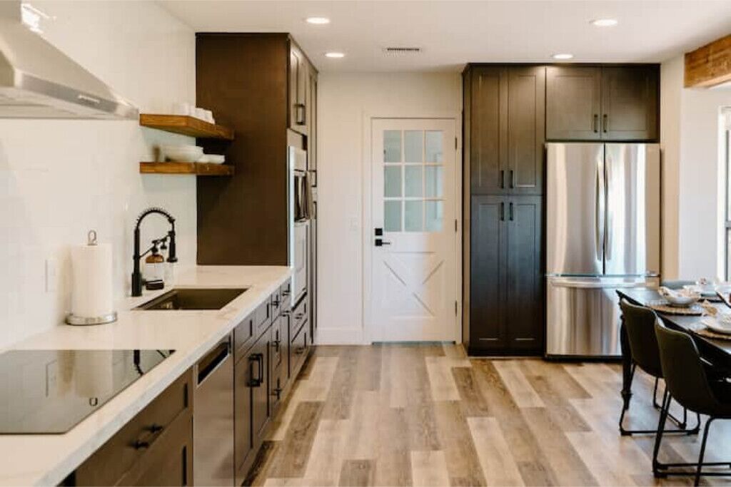 Kylskåp, mikrovågsugn, ugn och spishäll