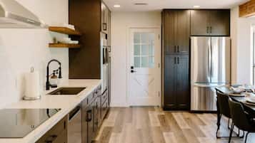 Kylskåp, mikrovågsugn, ugn och spishäll