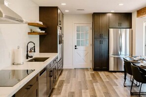 Réfrigérateur, four à micro-ondes, un four, surface de cuisson