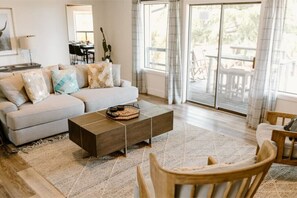 Téléviseur connecté, foyer, lecteur de DVD, livres