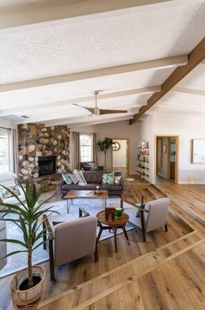 Una Smart TV, una chimenea, un reproductor de DVD, libros