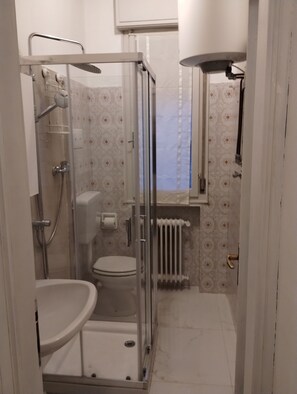 Regadera, secadora de cabello, bidet, toallas