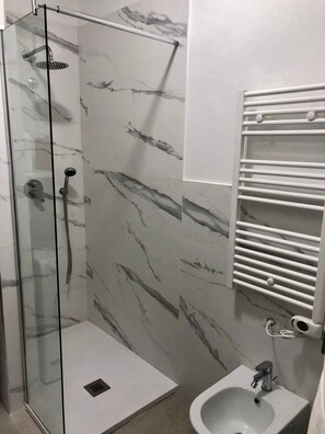 Haartrockner, Handtücher, Seife, Toilettenpapier