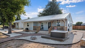 Einbungalow mit Veranda, Whirlpool und überdachter Außenbereich.