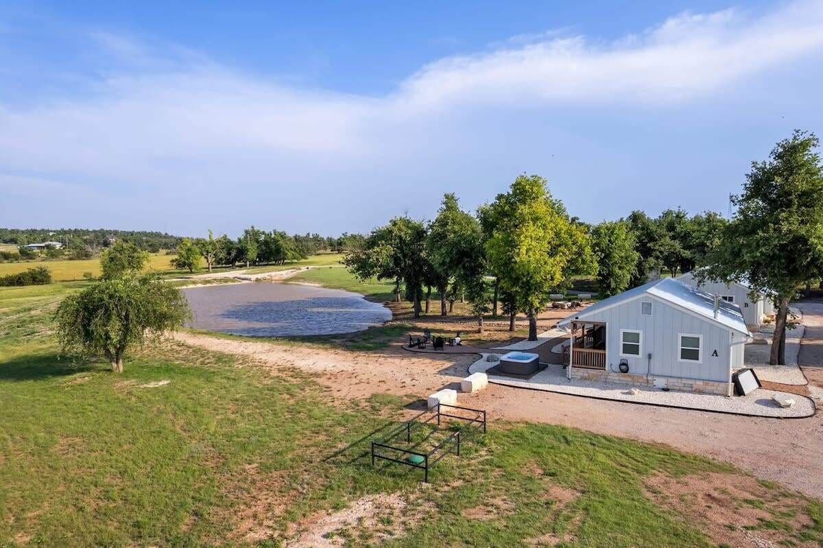 Ein Haus mit Terrasse, Whirlpool und Seeblick.